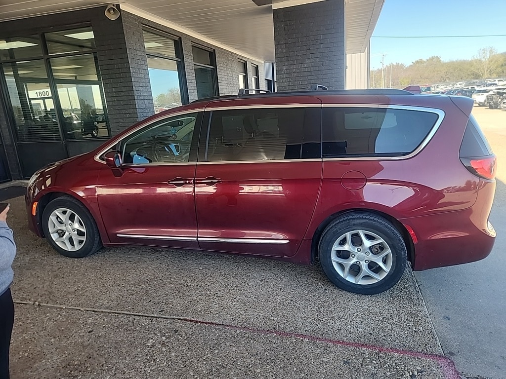 2017 Chrysler Pacifica Touring-L's photo