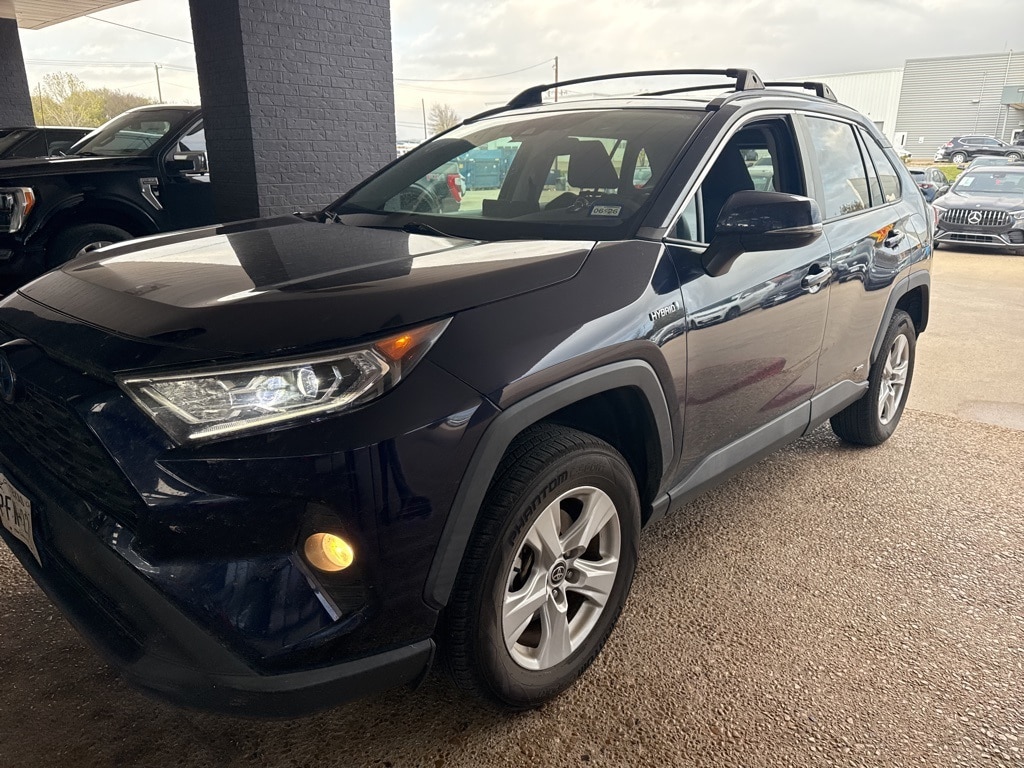 2021 Toyota RAV4 XLE's photo