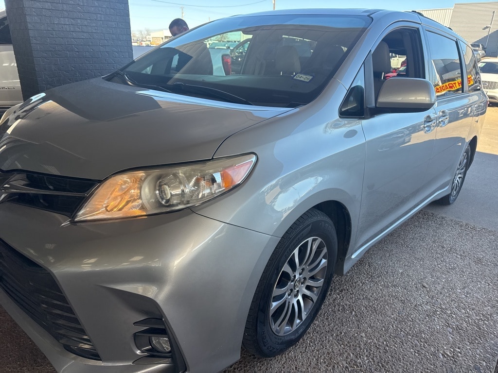 2020 Toyota Sienna XLE's photo