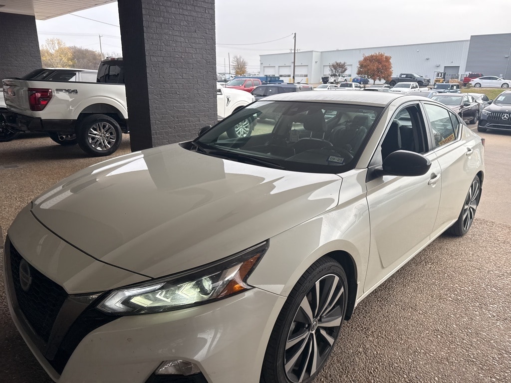 2022 Nissan Altima SR's photo