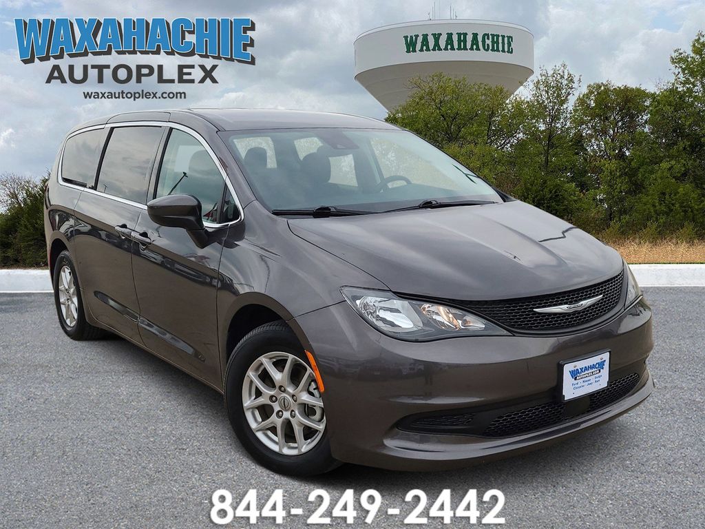 2023 Chrysler Voyager LX's photo