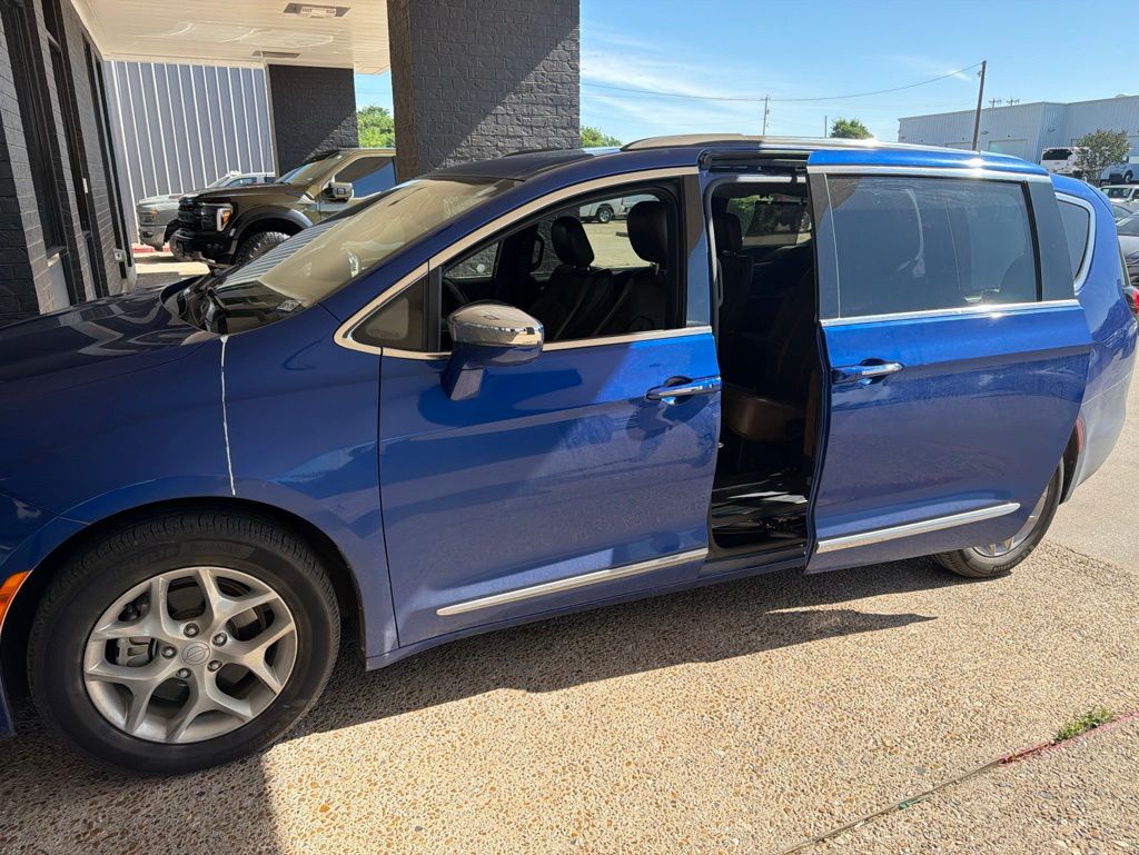 2020 Chrysler Pacifica Limited's photo
