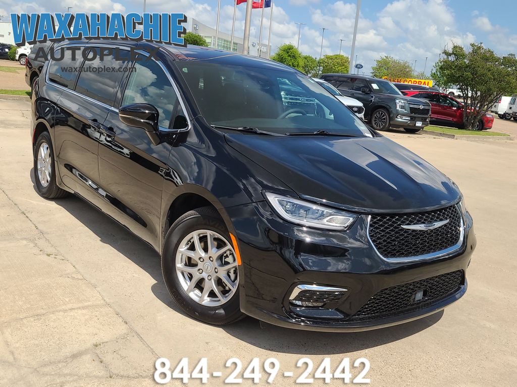2026 Chrysler Pacifica Select's photo