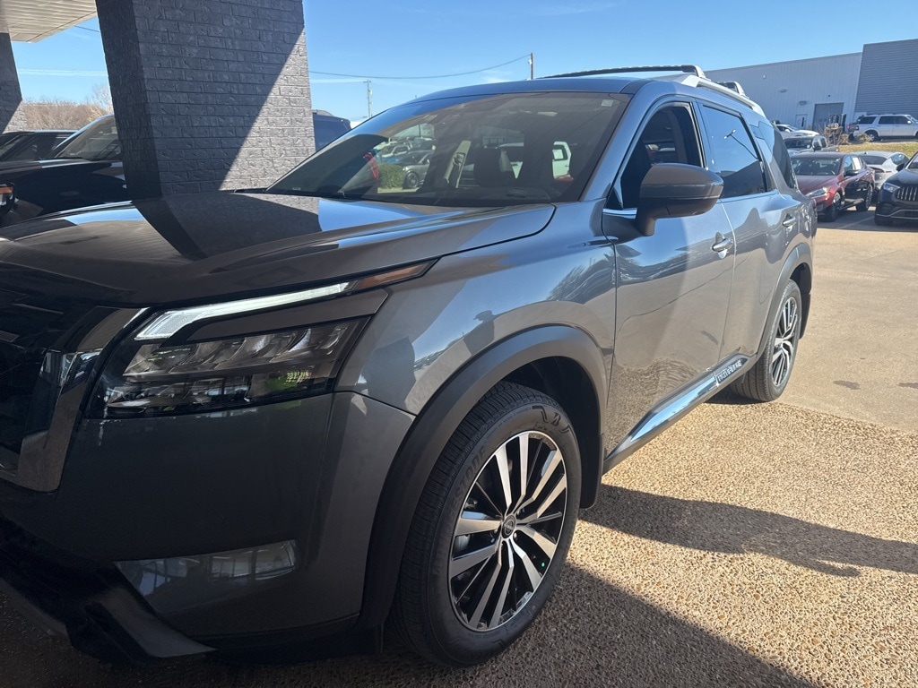 2025 Nissan Pathfinder Platinum's photo