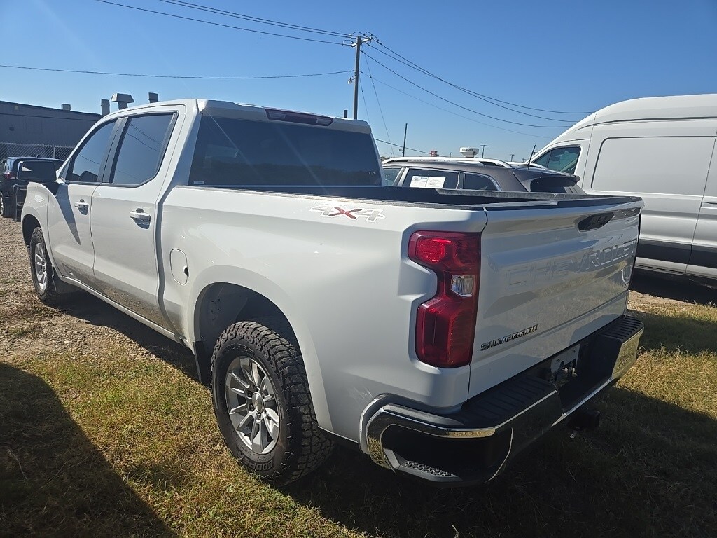 2023 Chevrolet Silverado 1500 LT photo 2