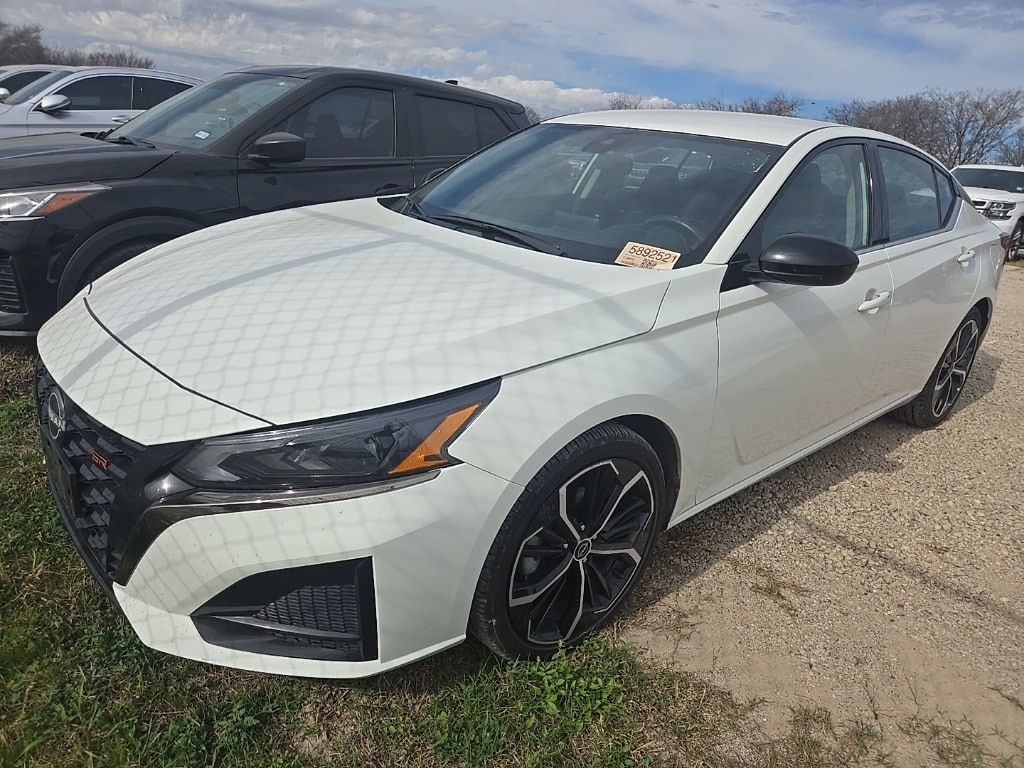 2024 Nissan Altima SR's photo