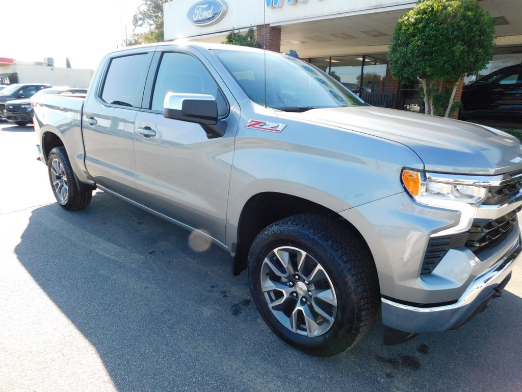 2025 Chevrolet Silverado 1500 LT photo 2