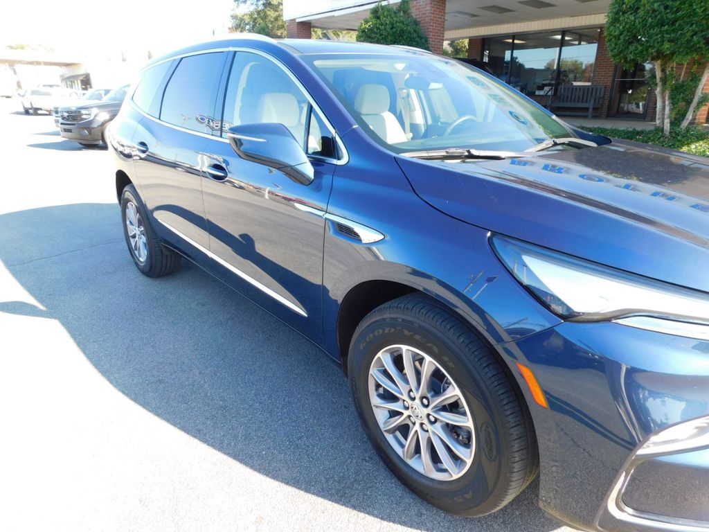 2023 Buick Enclave Essence photo 3