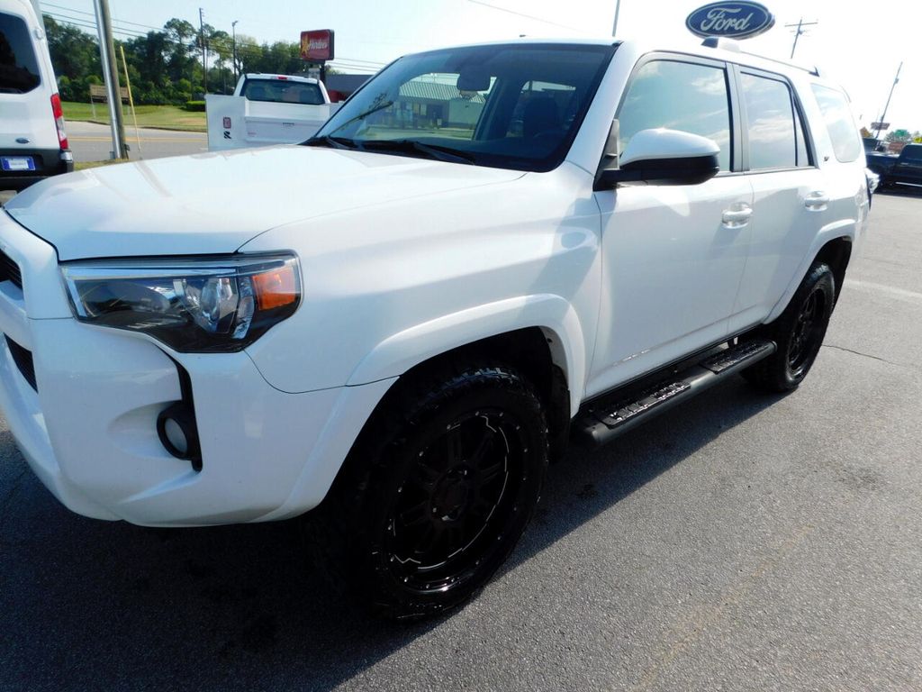 2019 Toyota 4Runner SR5 photo 4