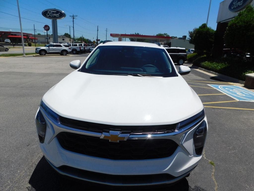 Used 2025 Chevrolet Trax LT SUV