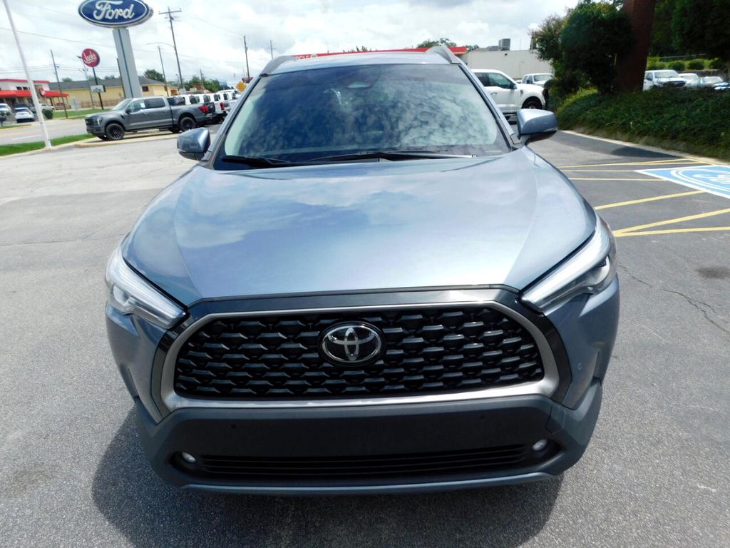 2023 Toyota Corolla Cross XLE photo 3