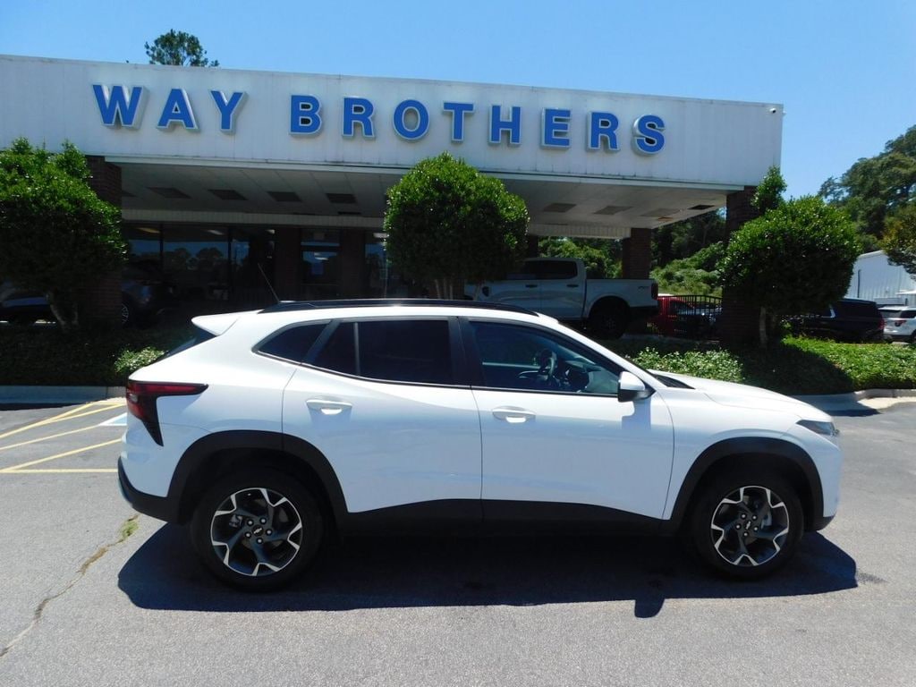 Used 2025 Chevrolet Trax LT SUV