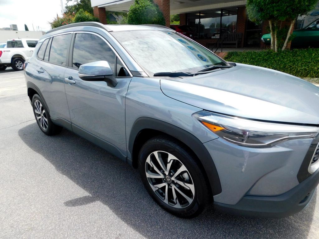 2023 Toyota Corolla Cross XLE photo 2