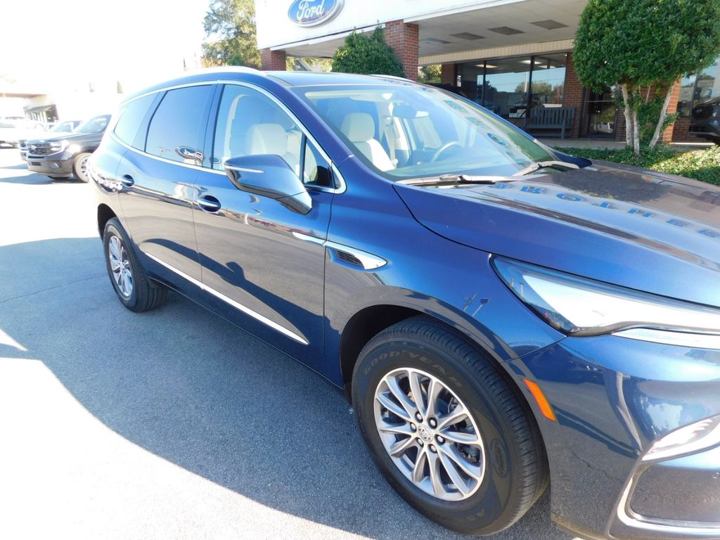 2023 Buick Enclave Essence photo 2