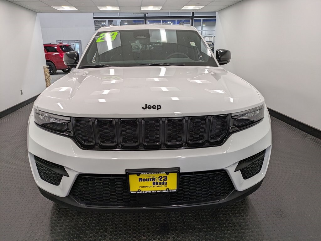 2023 Jeep Grand Cherokee Laredo photo 2