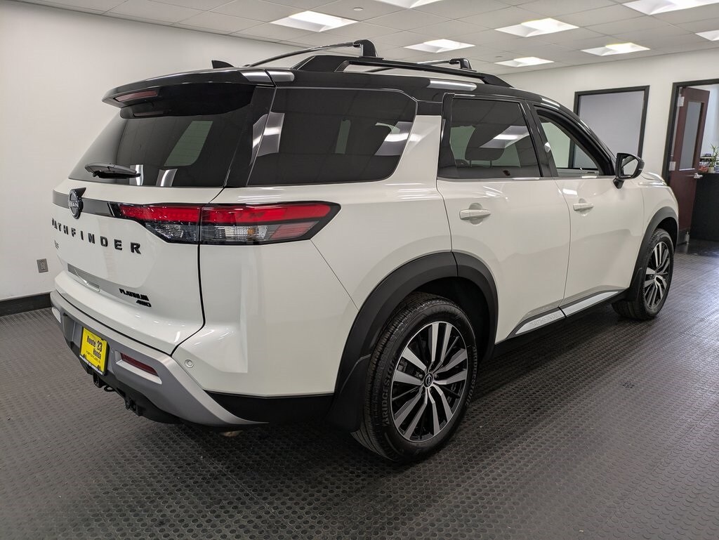 2024 Nissan Pathfinder Platinum photo 2