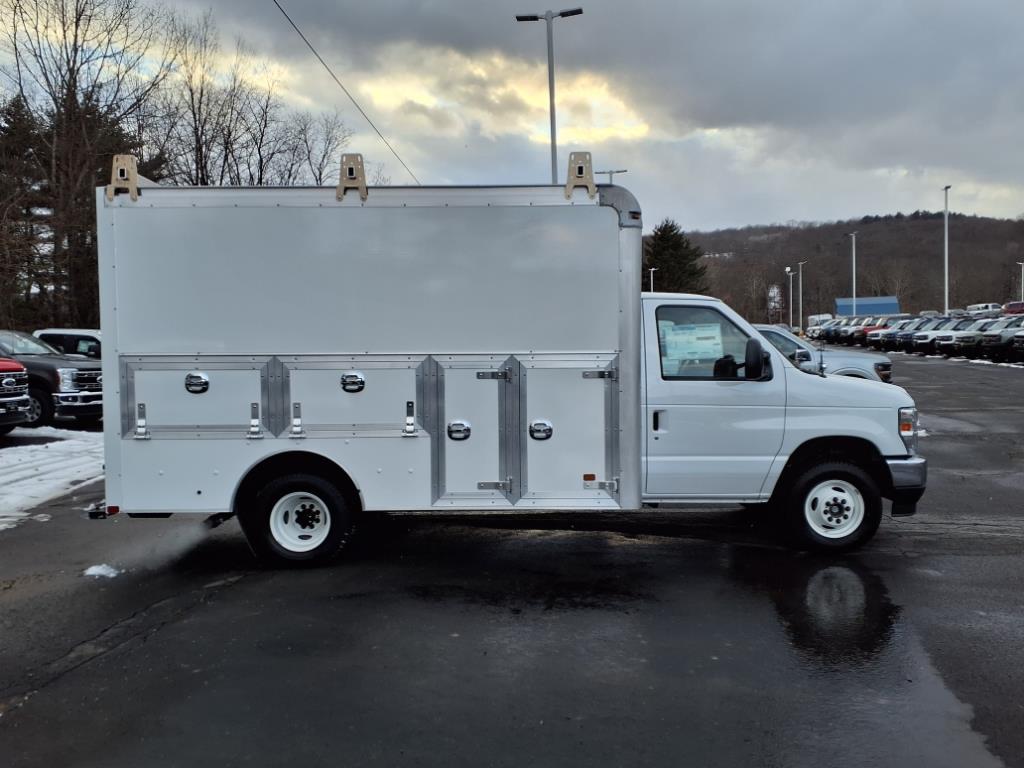 2025 Ford E-350 photo 2