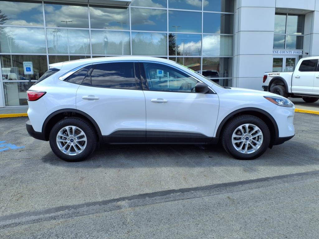 2022 Ford Escape SE photo 2