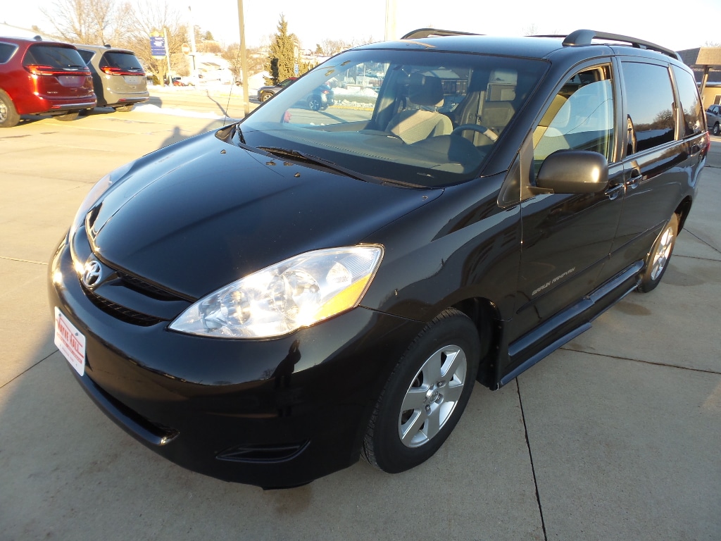 Used 2008 Toyota Sienna LE with VIN 5TDZK23C18S180598 for sale in Anamosa, IA