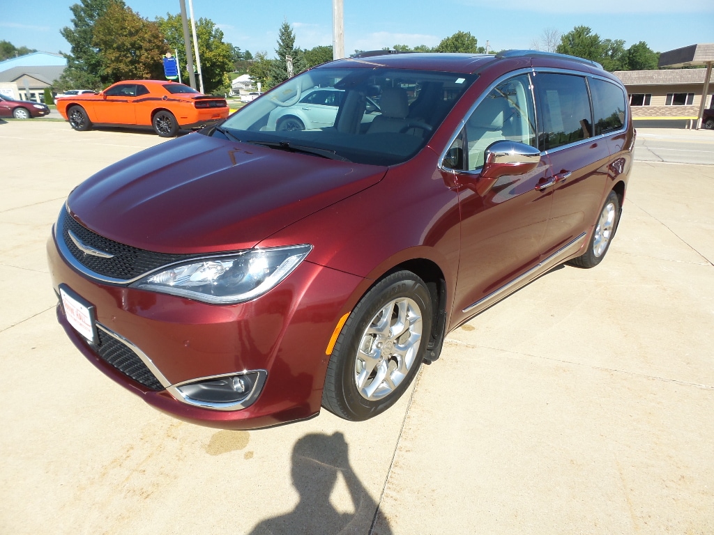 Used 2018 Chrysler Pacifica Limited with VIN 2C4RC1GG7JR175599 for sale in Anamosa, IA