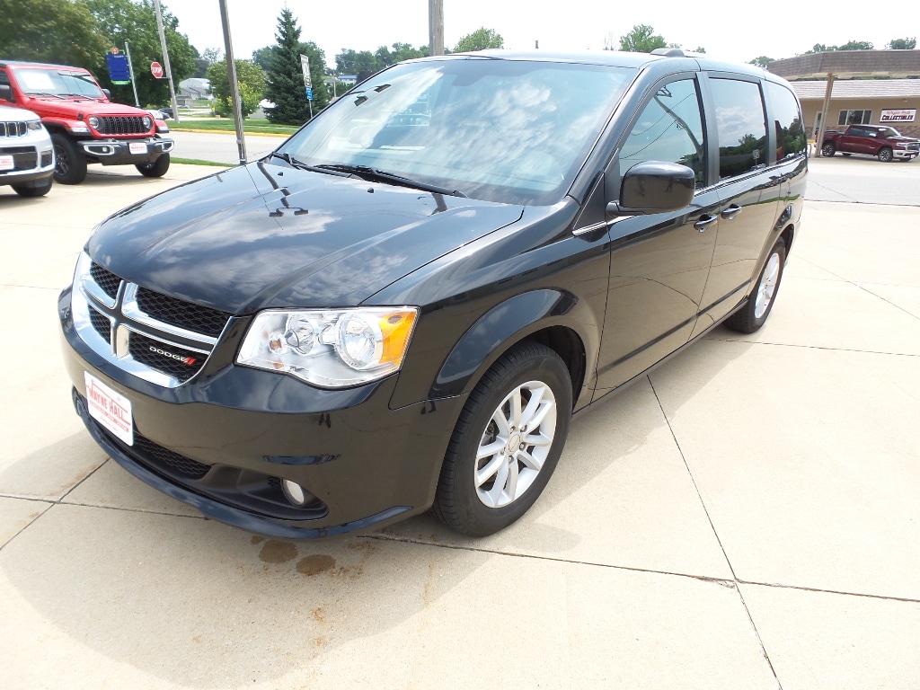 Used 2019 Dodge Grand Caravan SXT with VIN 2C4RDGCG6KR580425 for sale in Anamosa, IA