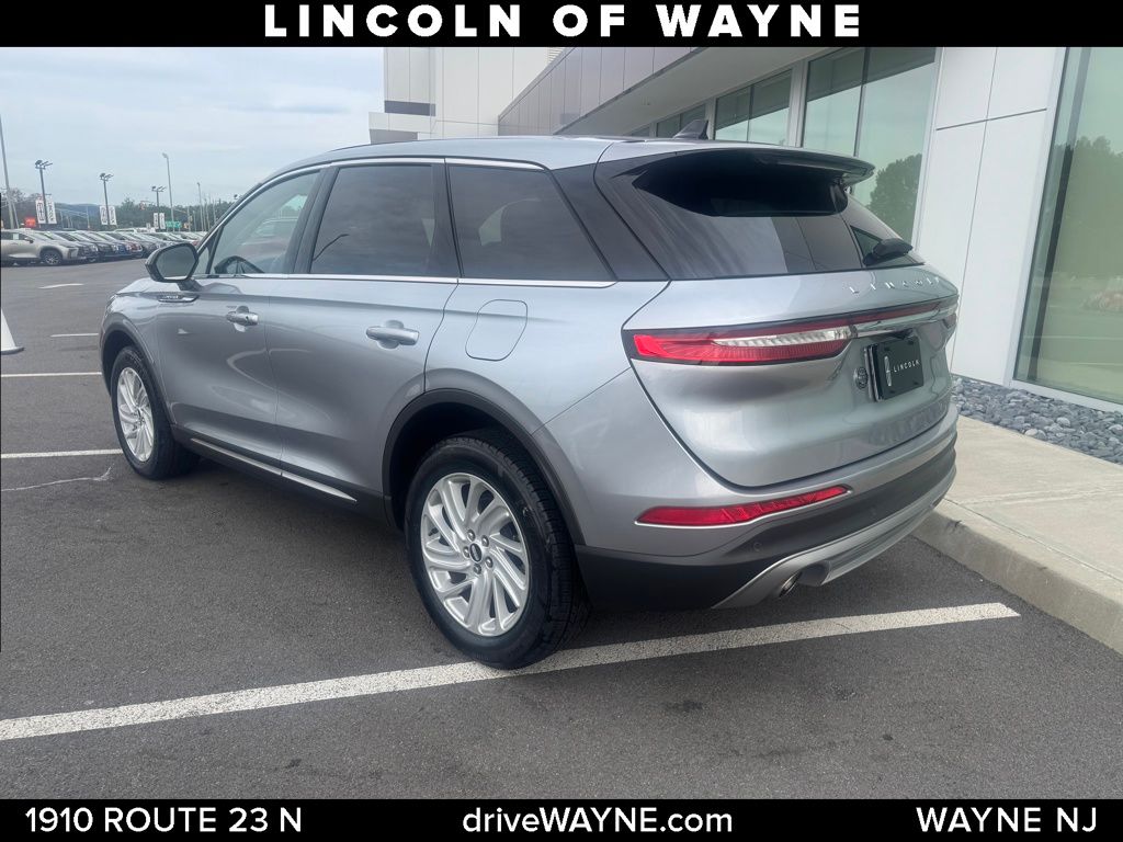 2023 Lincoln Corsair Standard photo 3