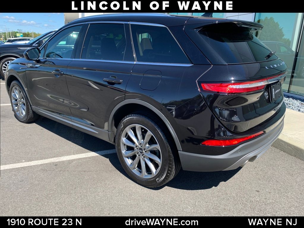 2022 Lincoln Corsair Standard photo 2