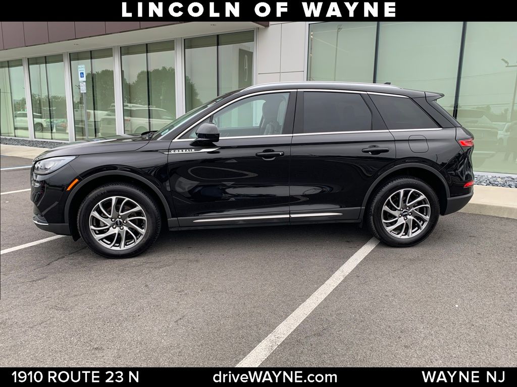 2021 Lincoln Corsair Standard photo 2