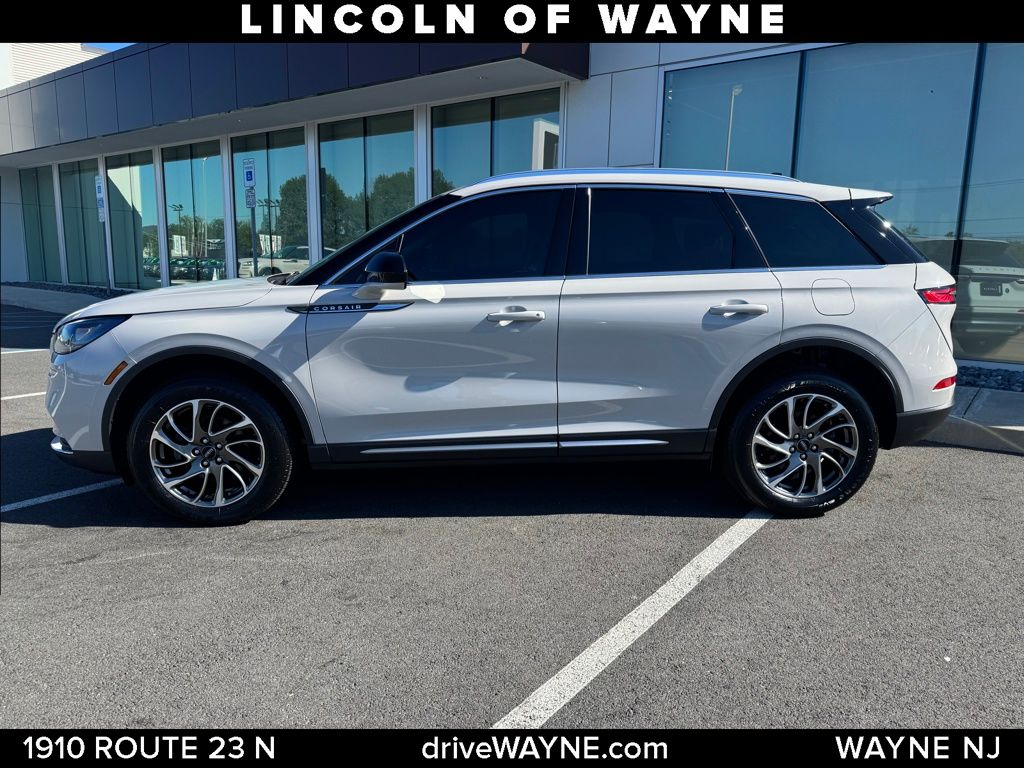 2022 Lincoln Corsair Standard photo 2