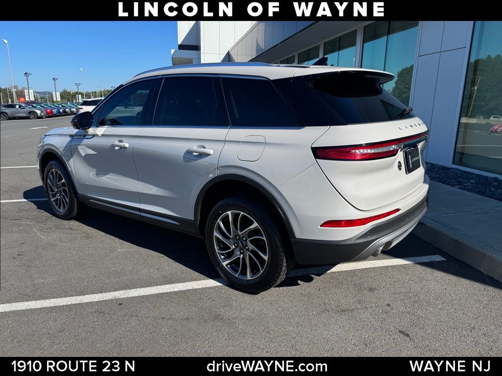 2022 Lincoln Corsair Standard photo 3