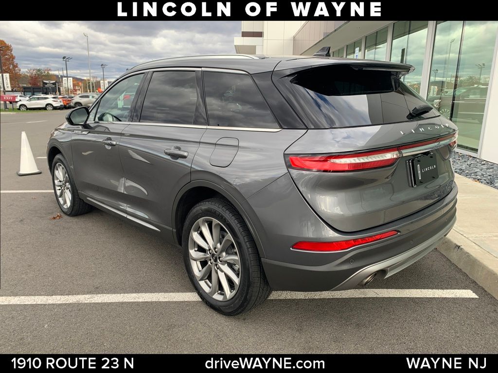 2022 Lincoln Corsair Standard photo 2