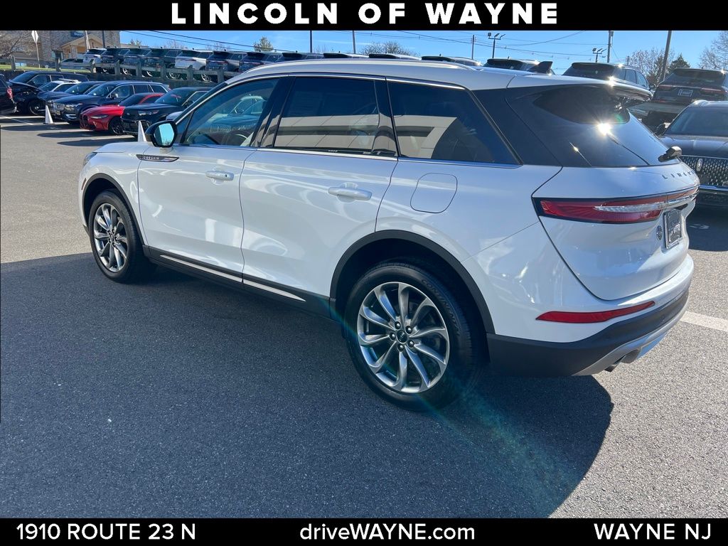 2022 Lincoln Corsair Standard photo 3