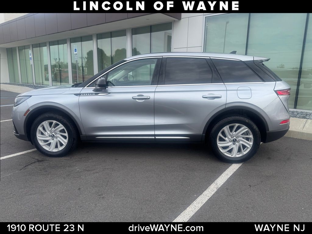 2023 Lincoln Corsair Standard photo 2