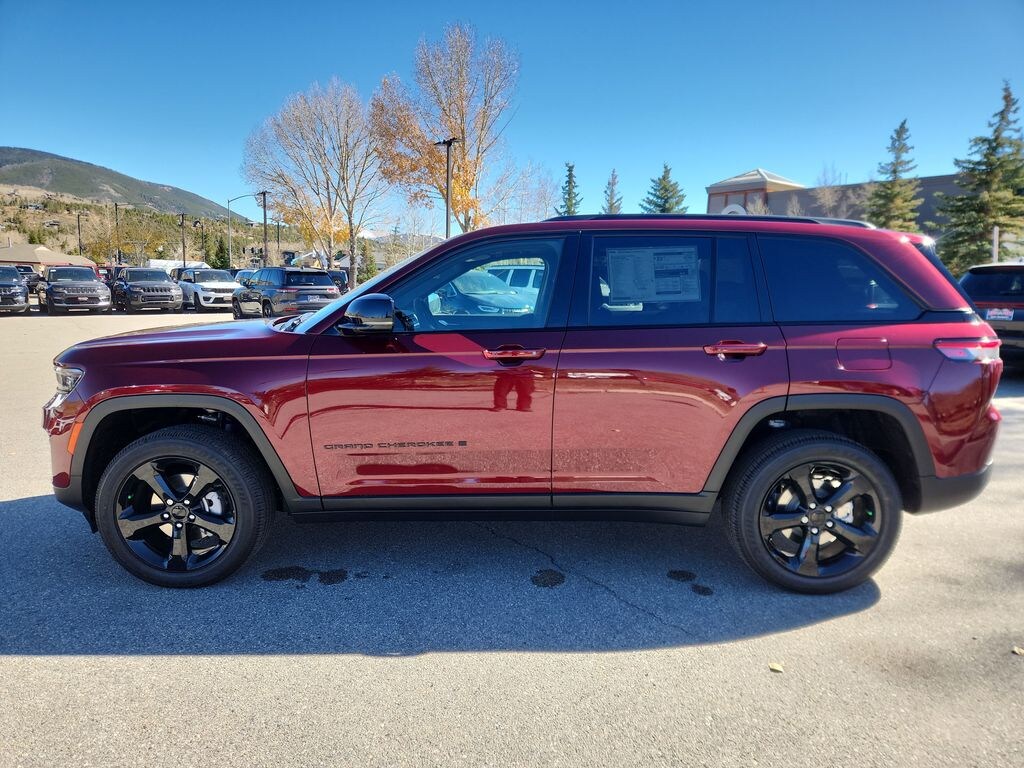 New 2025 Jeep Grand Cherokee Laredo SUV