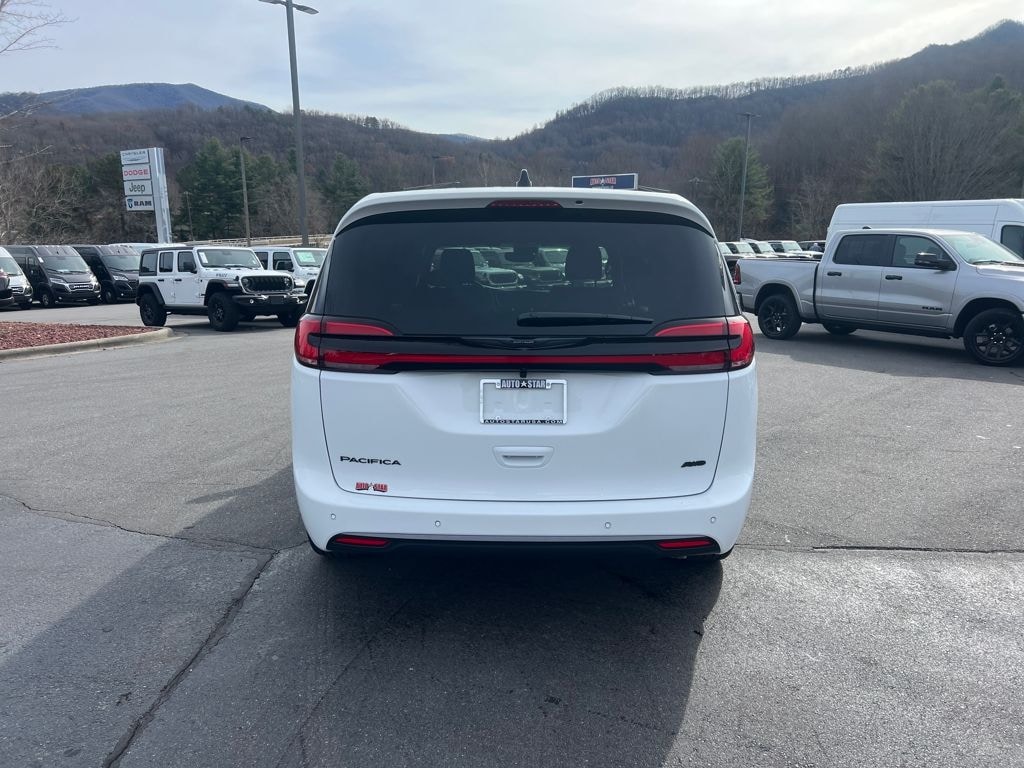 New 2026 Chrysler Pacifica Select Passenger Van
