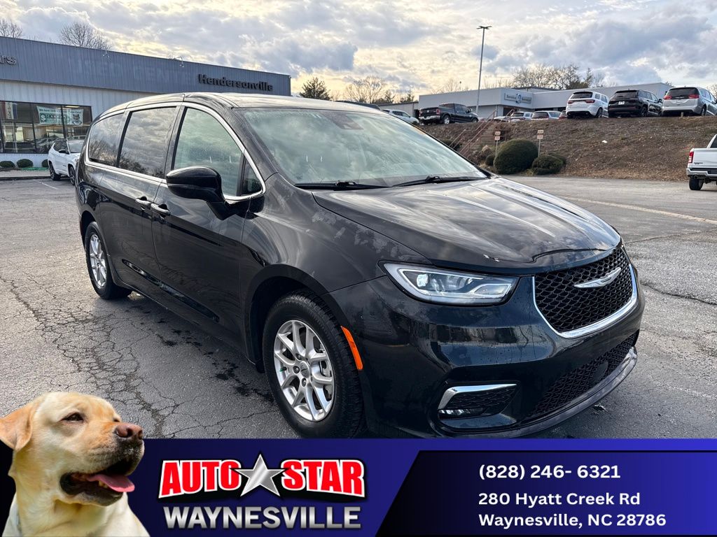 2024 Chrysler Pacifica Touring L's photo