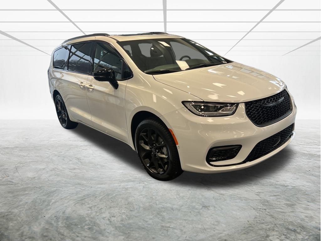 2026 Chrysler Pacifica Limited's photo