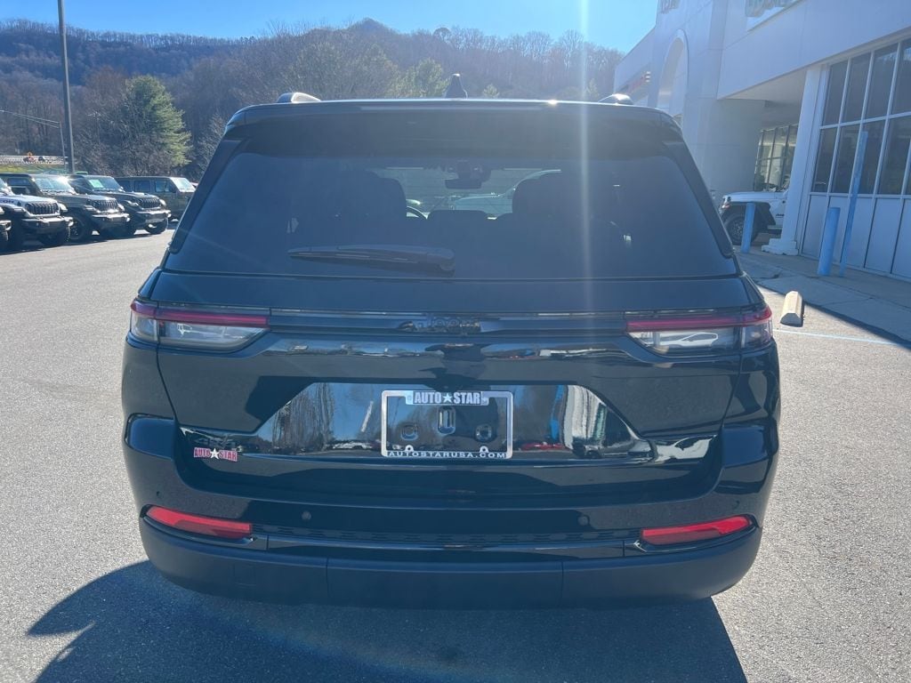 New 2025 Jeep Grand Cherokee Laredo Sport Utility