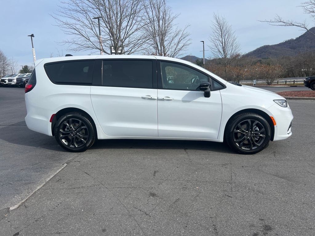 New 2026 Chrysler Pacifica Select Passenger Van