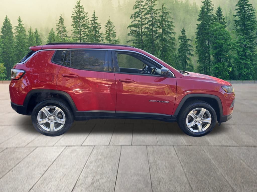 2023 Jeep Compass Latitude photo 2