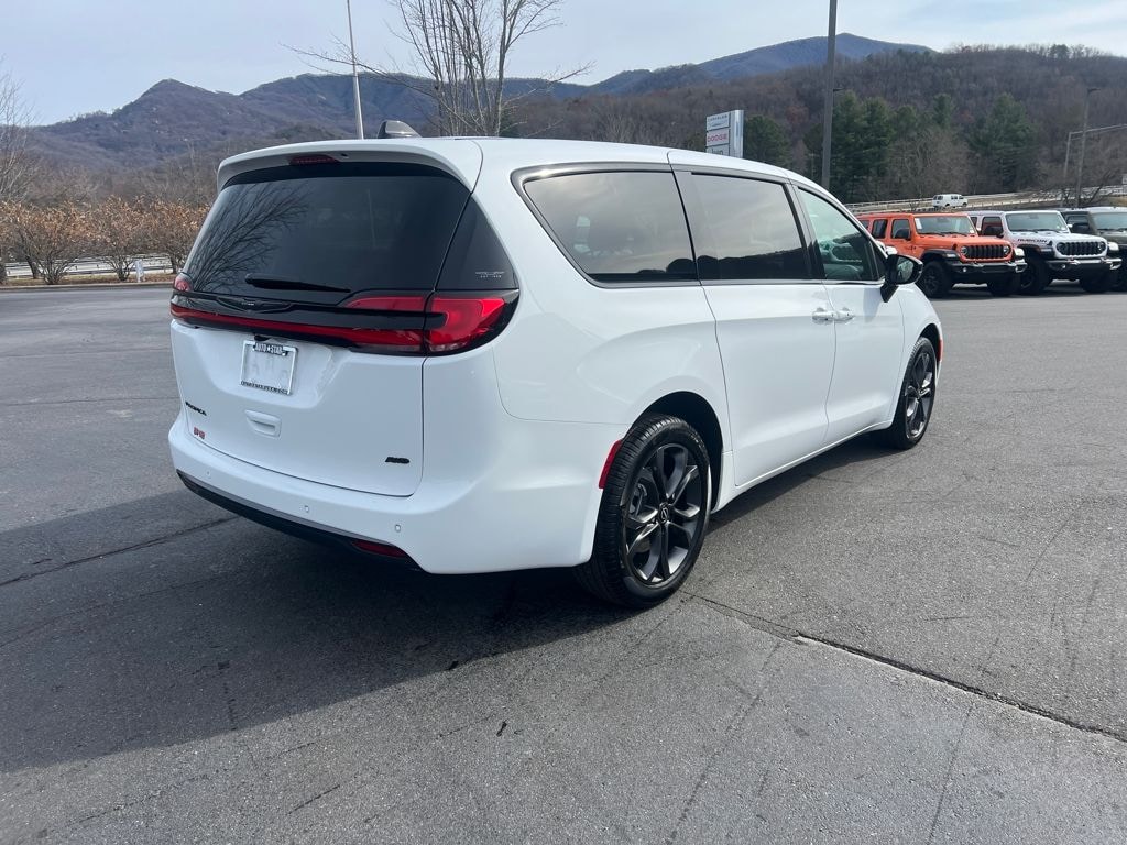 New 2026 Chrysler Pacifica Select Passenger Van