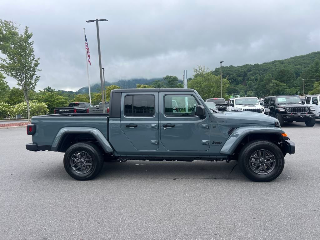 2025 Jeep Gladiator Sport photo 2