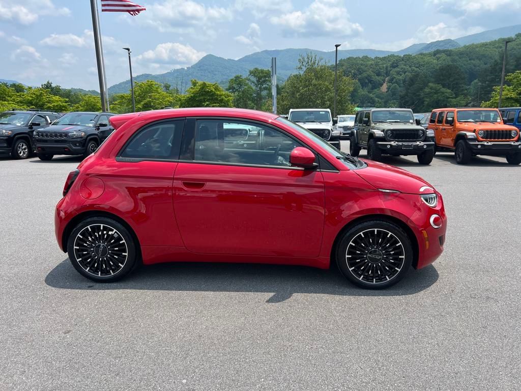 2024 Fiat 500e Red photo 2