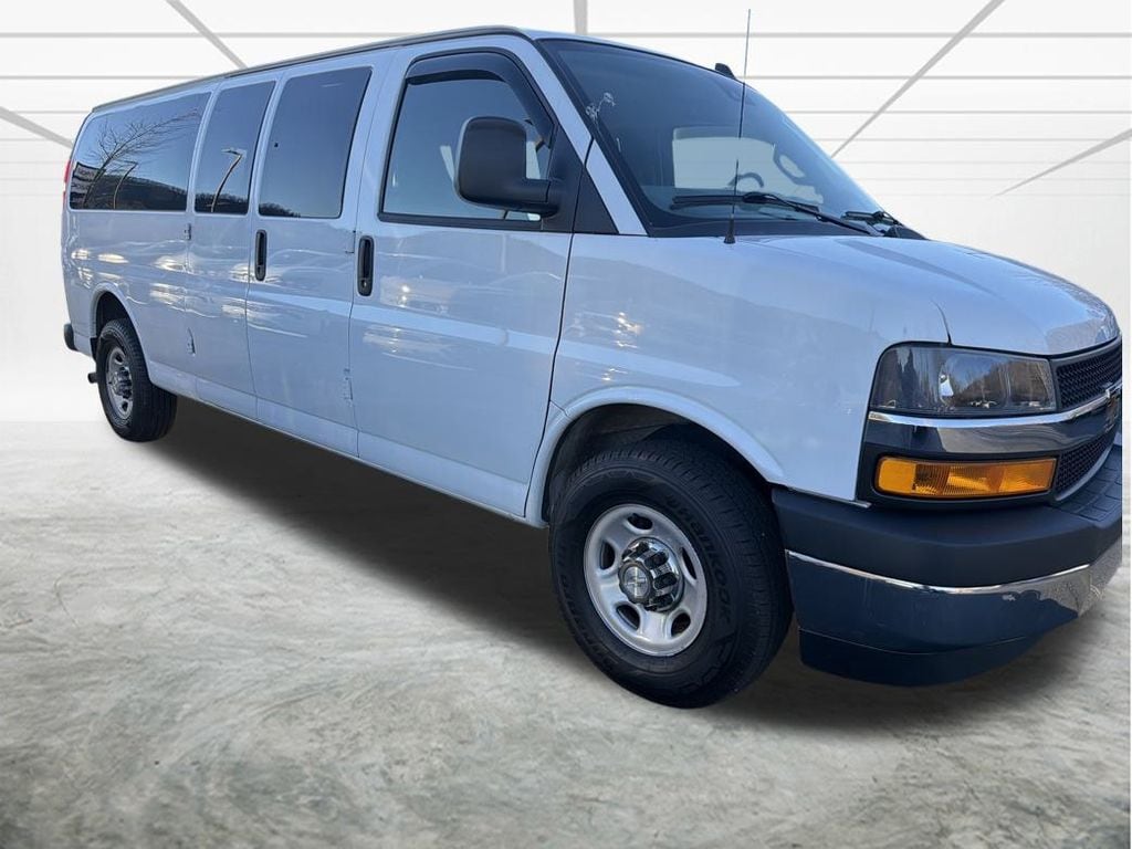 2020 Chevrolet Express Passenger LT's photo