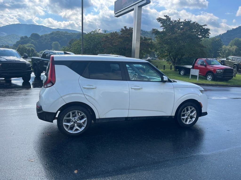 2021 Kia Soul S photo 2