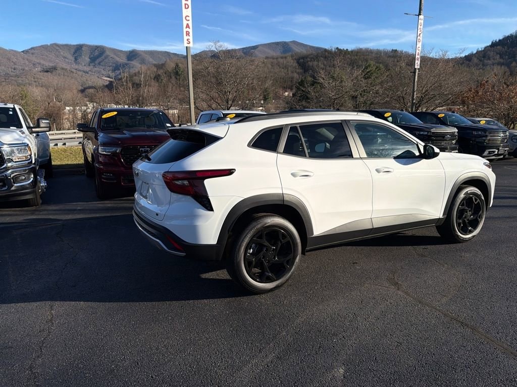 New 2025 Chevrolet Trax LT SUV