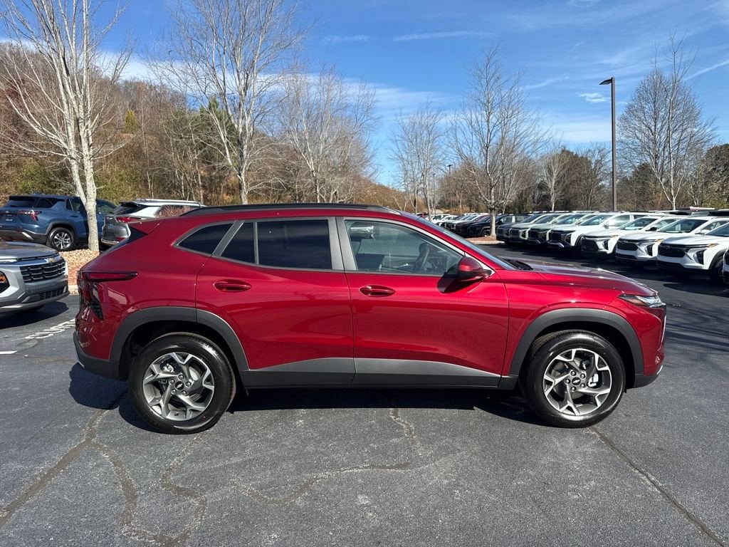 New 2025 Chevrolet Trax LT SUV
