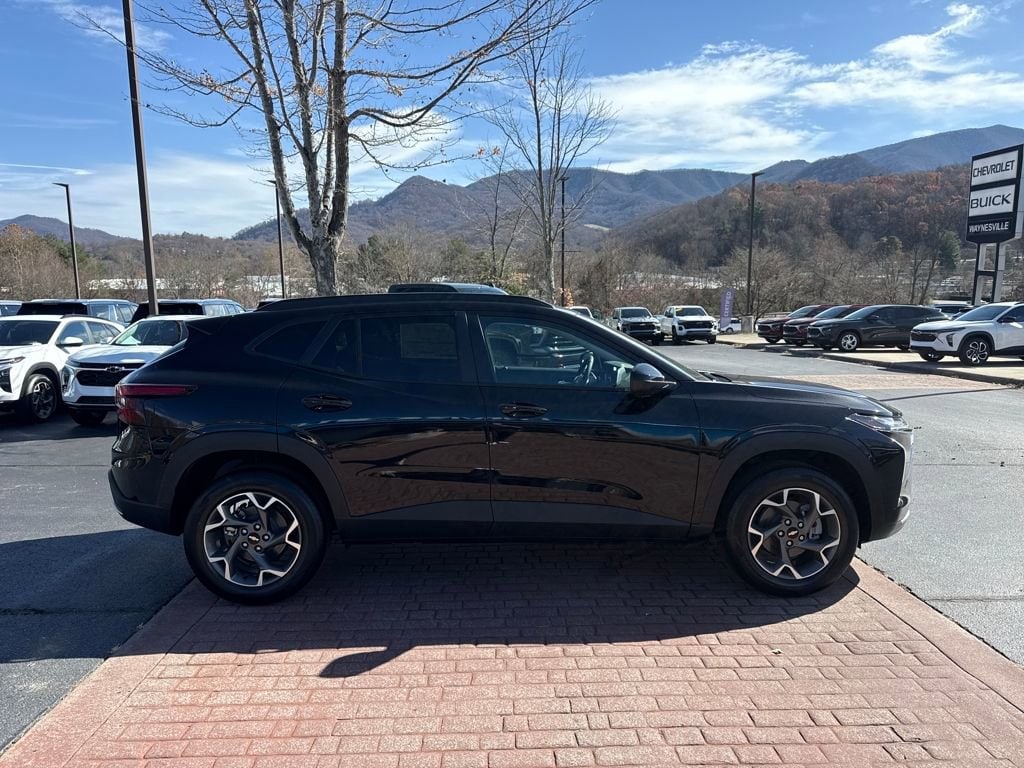 New 2025 Chevrolet Trax LT SUV