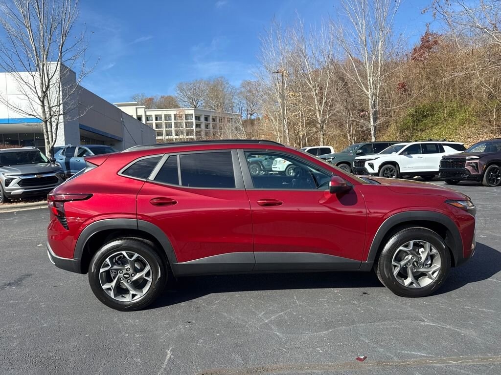 New 2025 Chevrolet Trax LT SUV