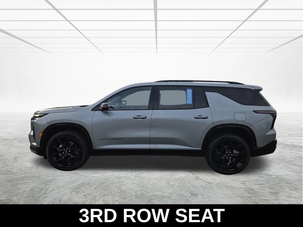 2025 Chevrolet Traverse RS photo 2